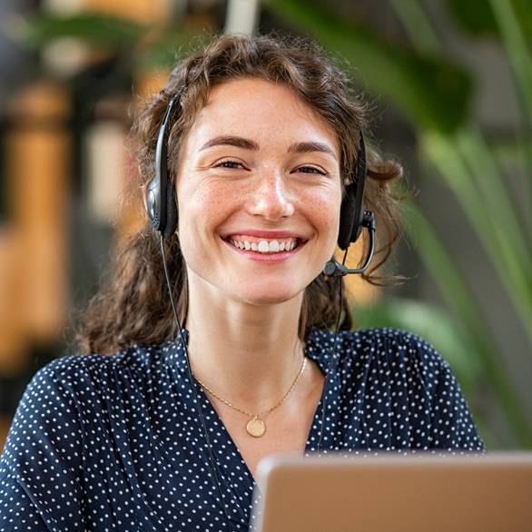 Frau am Telefon