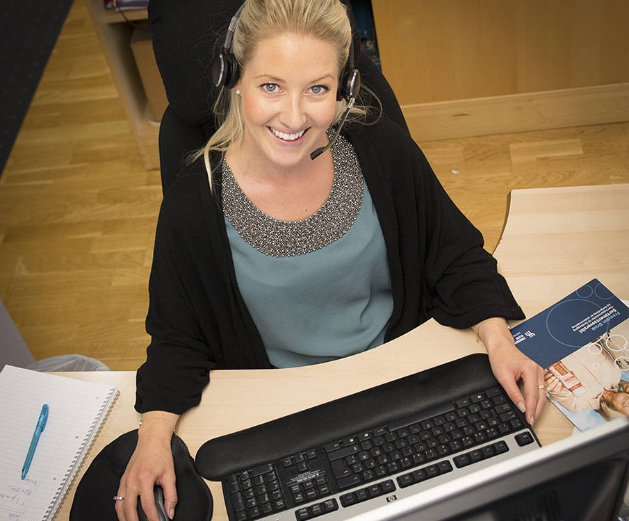 Freundliche Kundendienstmitarbeiterin