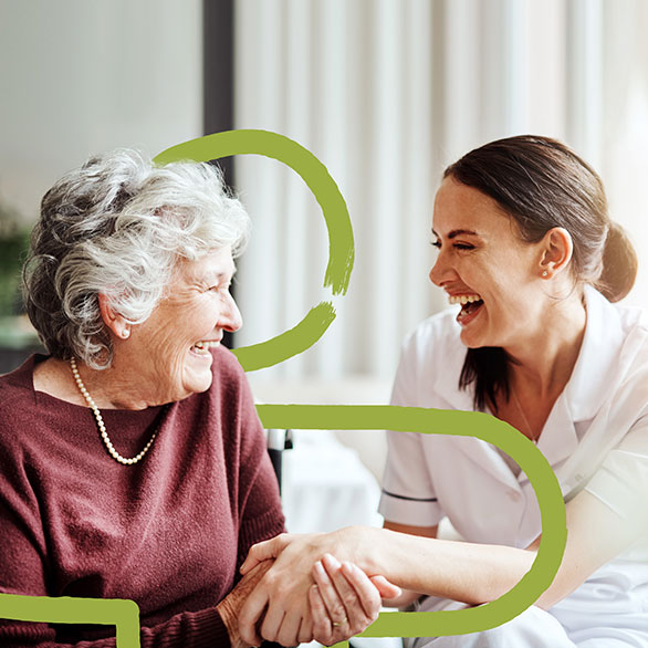 Pflegefachperson mit älterer Frau