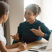 Frau wird von einer Fachperson beraten