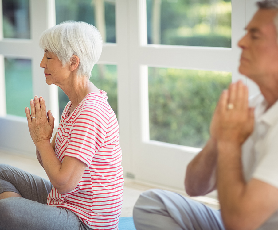 Frau und Mann beim Yoga