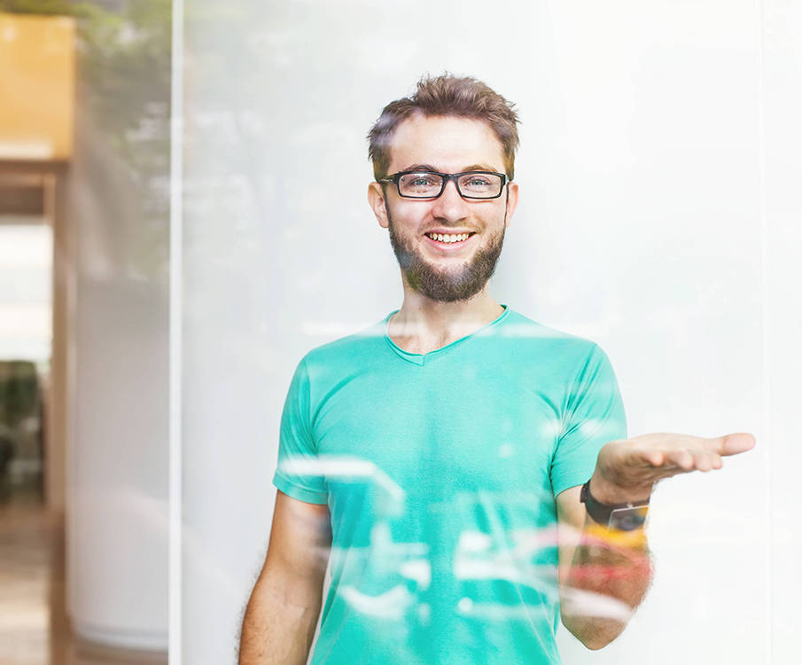 Freundlicher junger Mann