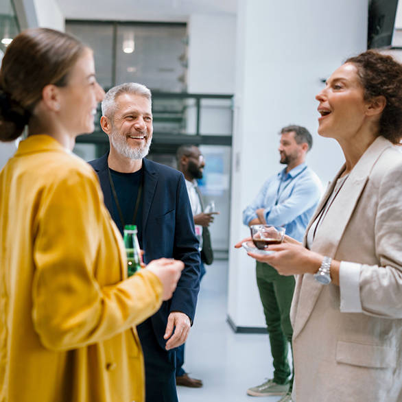 Gruppe unterhält sich beim Networking