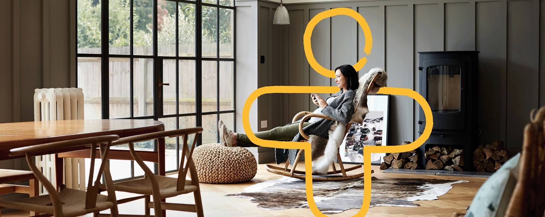 Frau sitzt am Fenster