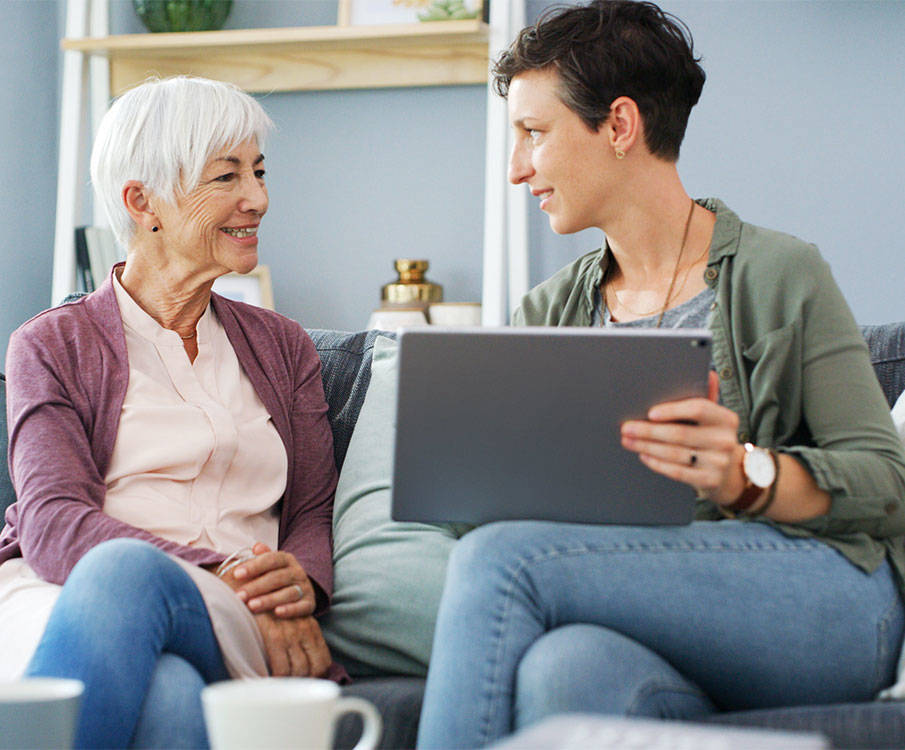 Homecare-Managerin bei Patientin zuhause