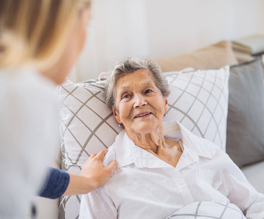 Pflegefachkraft bei Seniorin zuhause