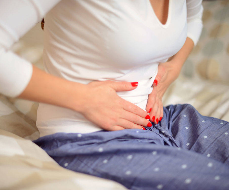 Frau hält sich den Bauch