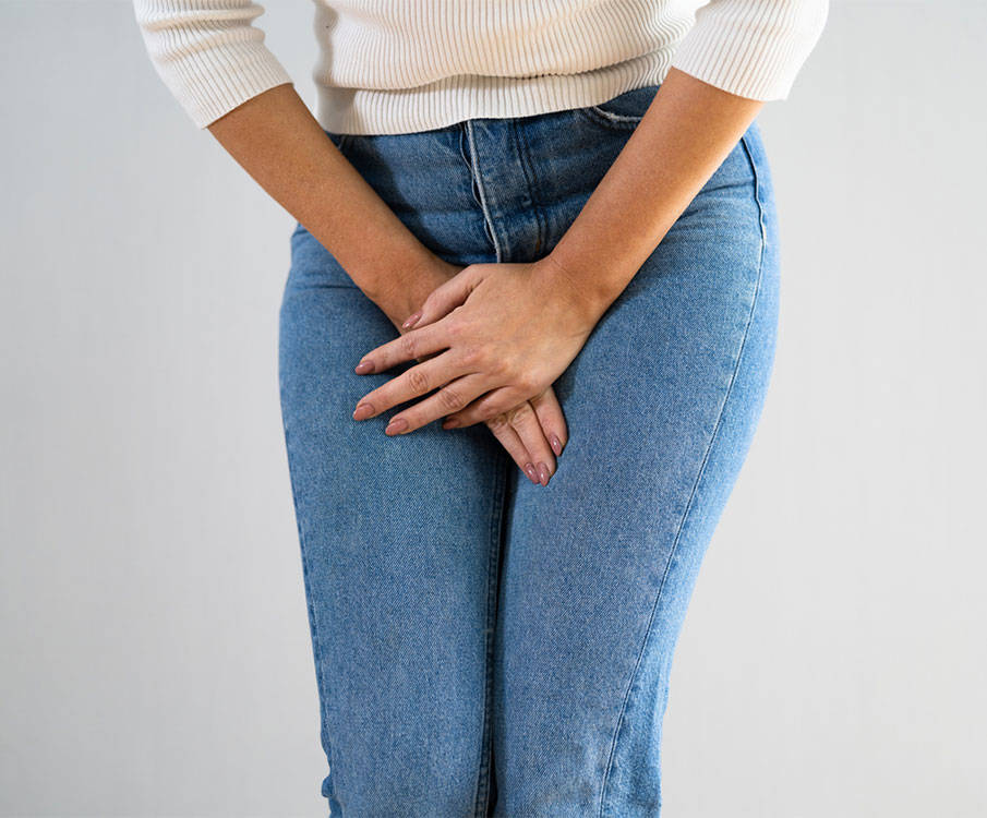 Frau mit Inktontinenz