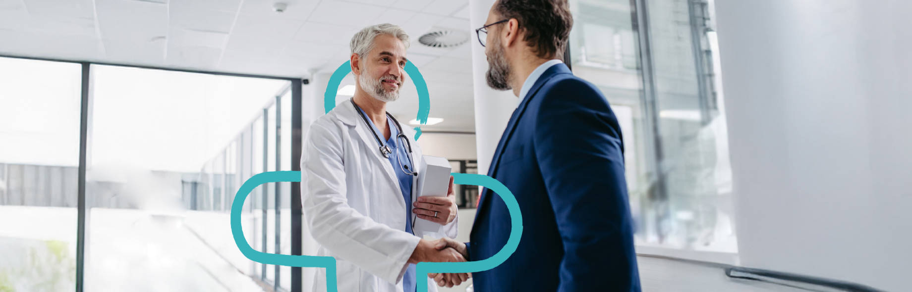 Arzt und Berater schütteln Hände in Klinik