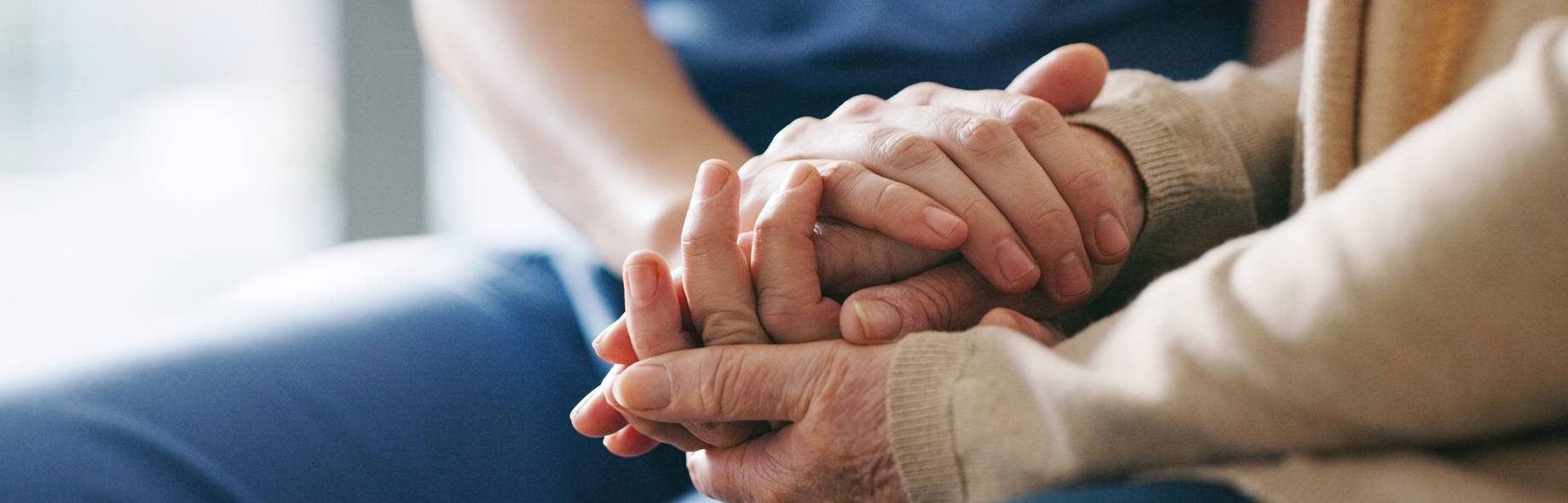 Fachkraft hält hand von Patienten