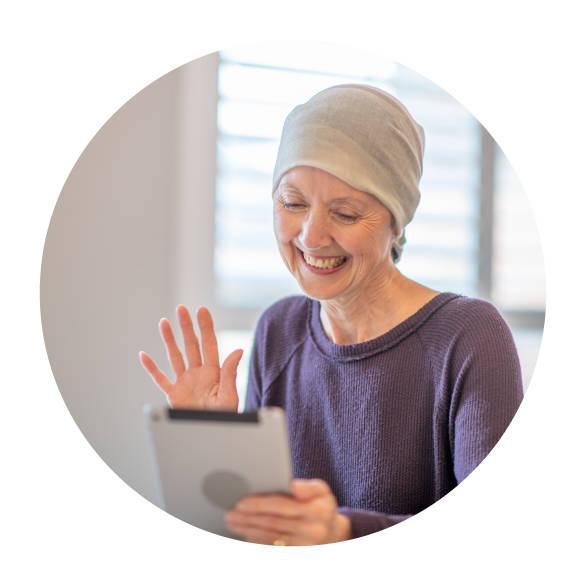Onkologische Patientin nutzt Tablet für Videochat