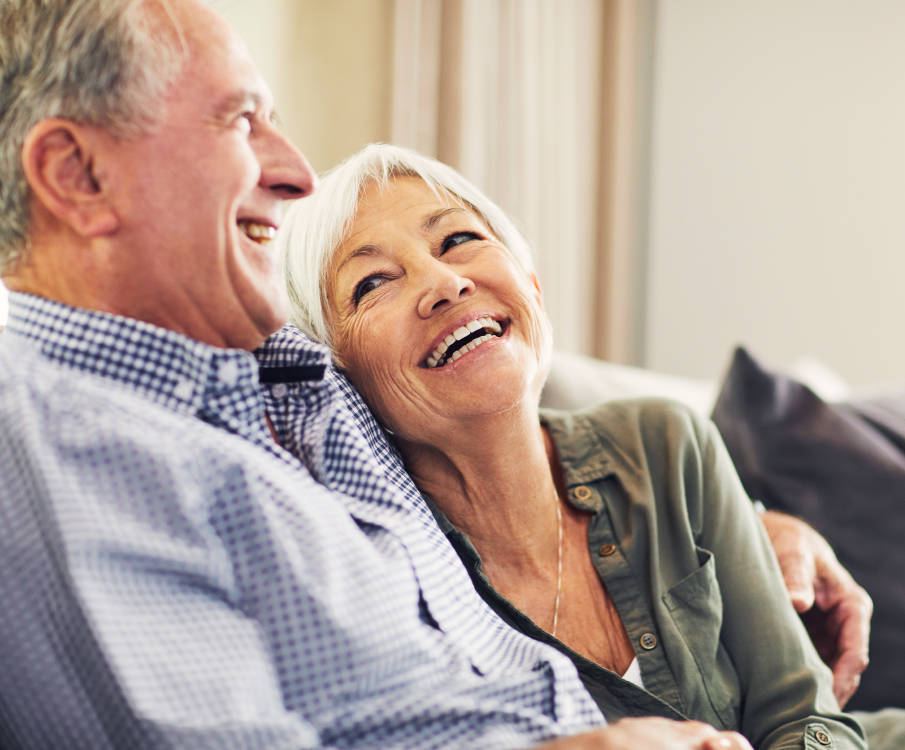 Ehepaar sitzt auf dem Sofa