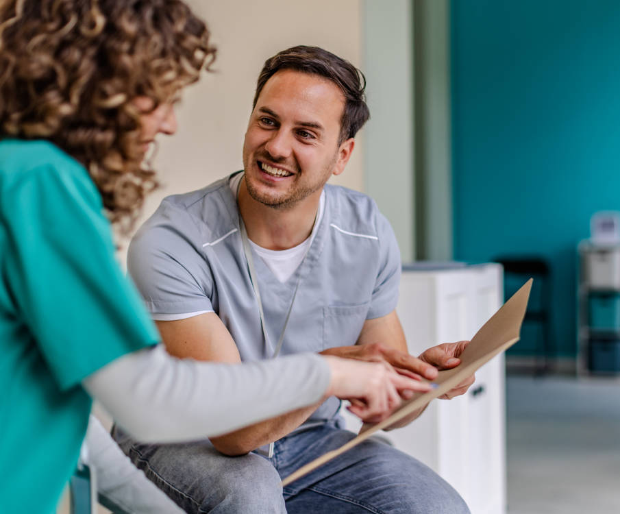 Fachkräfte besprechen Akten