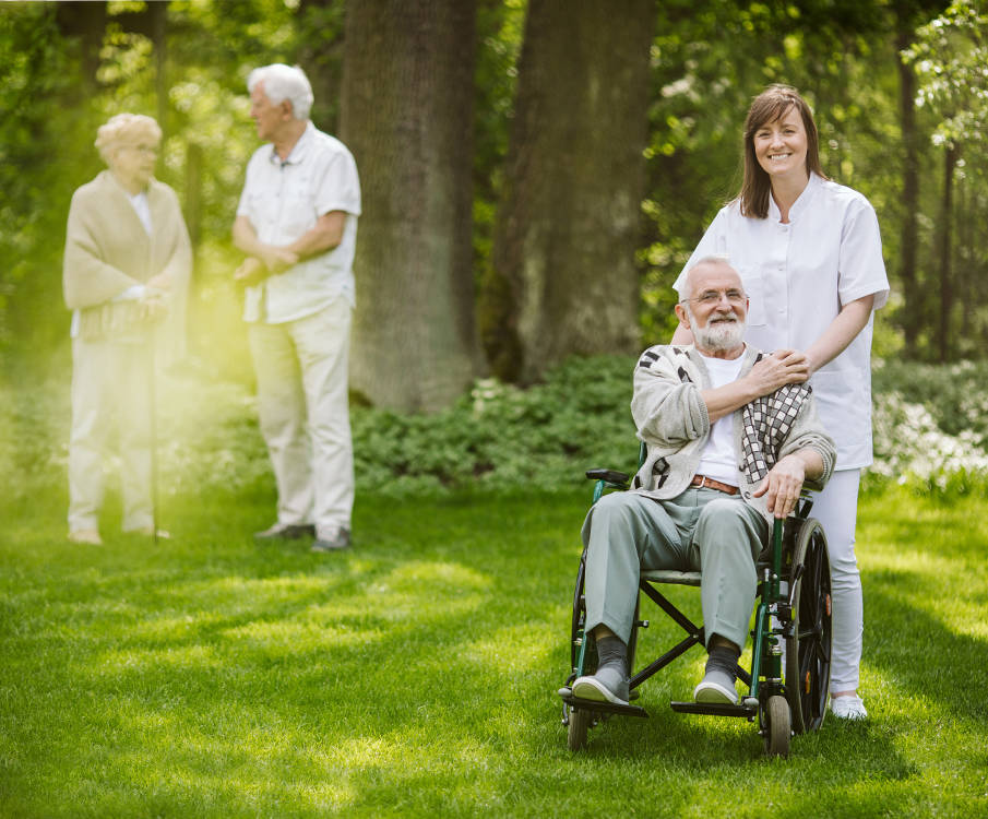 Patient Rollstuhl Pflegeheim Garten