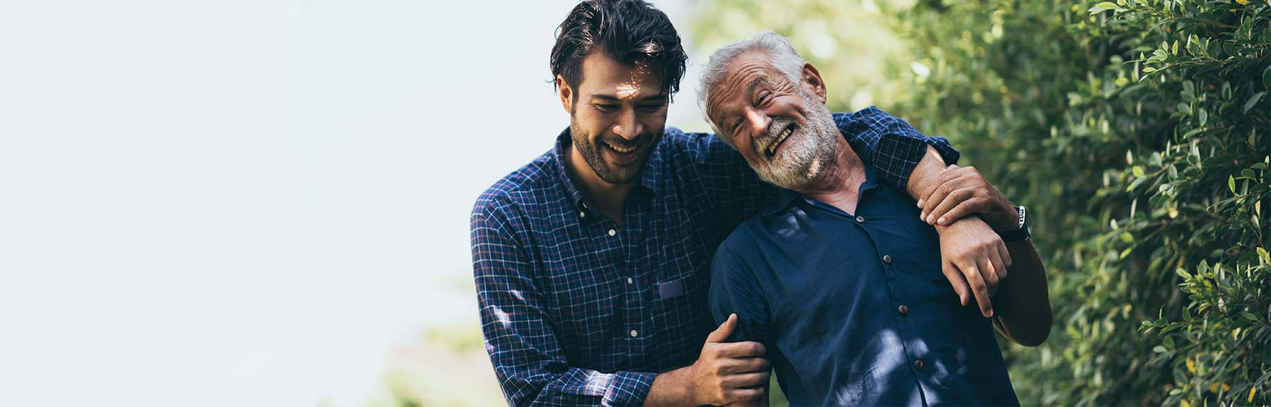 Umarmung alt und jung