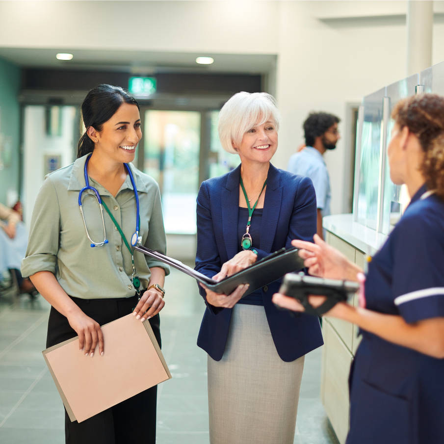 Ärzte, Berater und Fachpersonal beraten auf dem Flur
