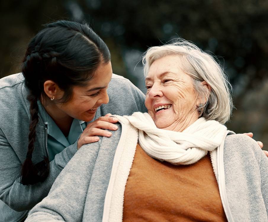 Zwei Frauen lächeln sich an
