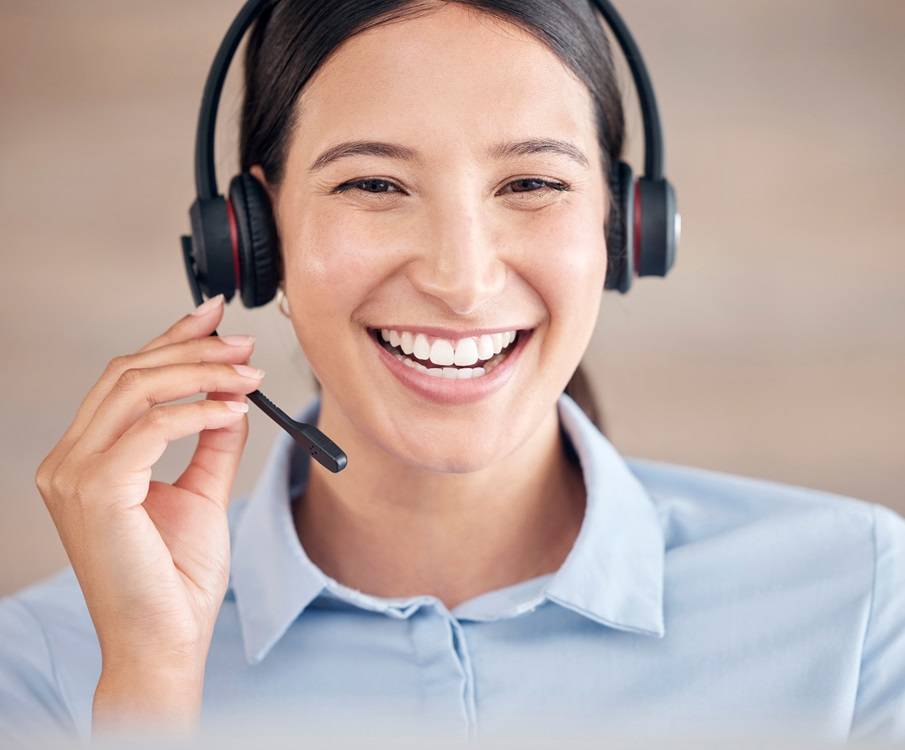 Frau im Callcenter