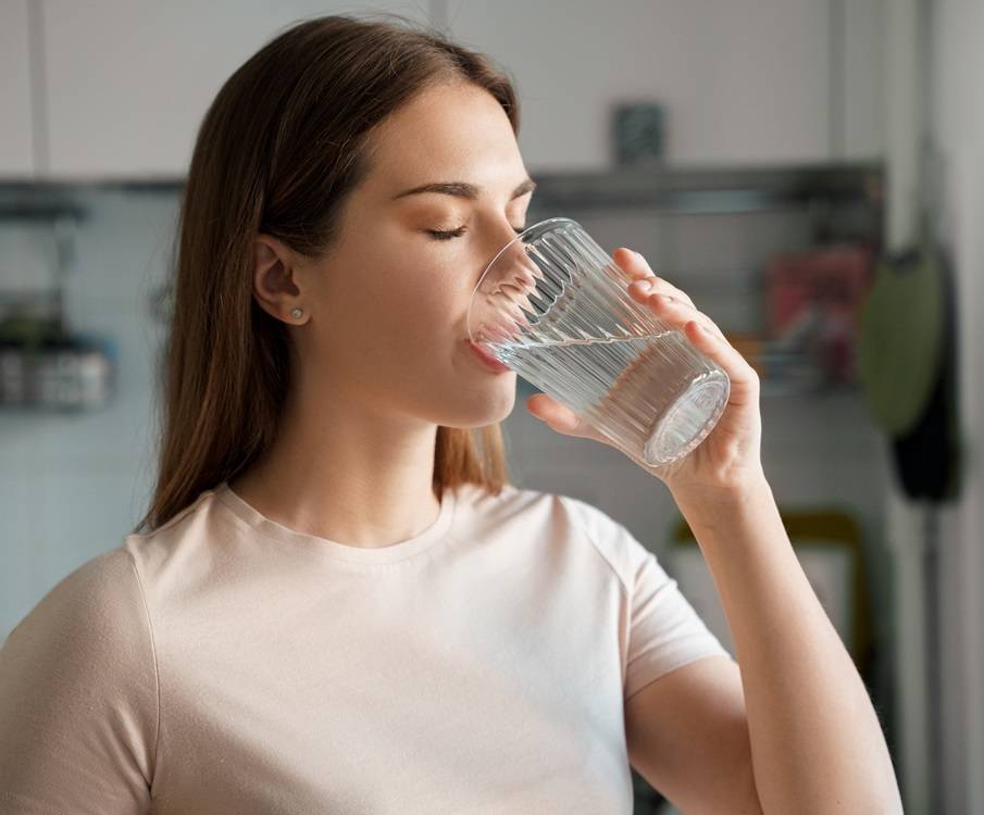 Frau trinkt Wasser