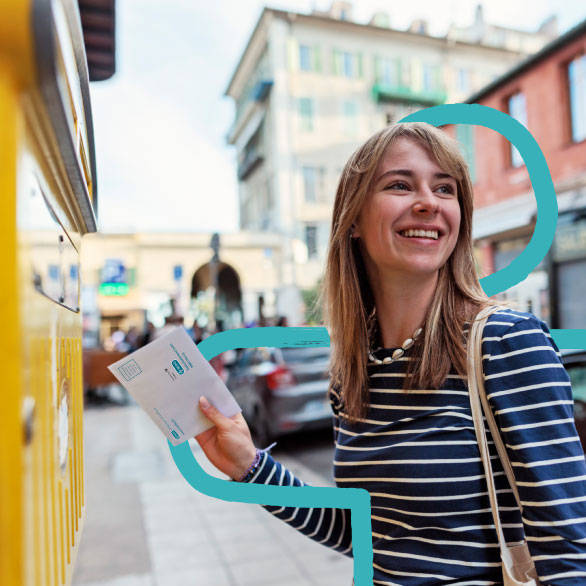 Frau nutzt Freiumschlag